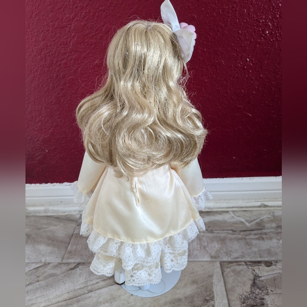 The Herirage Mint Ltd. Collection 80s  Porcelain Blond Doll 16" Brown Eyes-Stand - Picture 5 of 9
